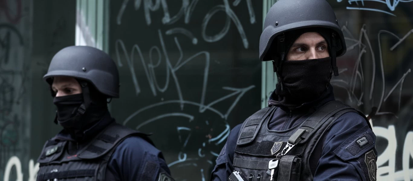 Σύλληψη «Τοξοβόλου του Συντάγματος»: Η Αντιτρομοκρατική ψάχνει τη γιάφκα και τα ασύλληπτα μέλη της ομάδας του